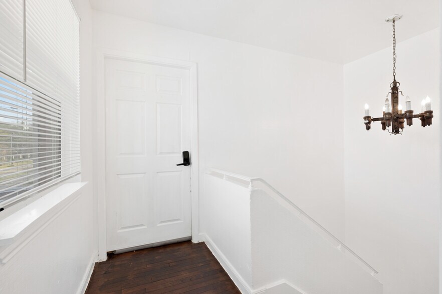 More Photos Of 5804 Newcastle St, Bellaire Office For Lease