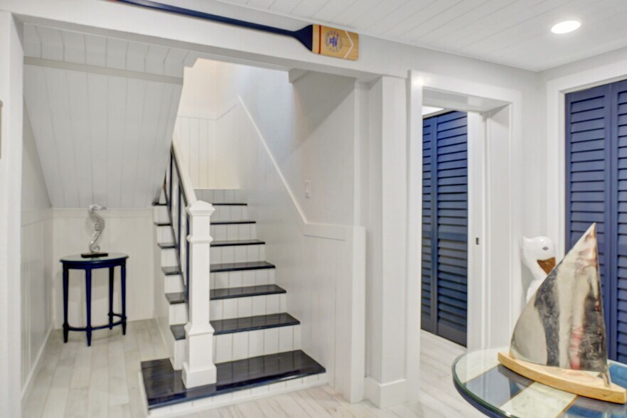 More Photos Of 193 Cocohatchee St, Naples Specialty For Sale