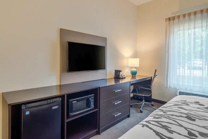 More Photos Of 3 Amlajack Blvd, Newnan Hotel For Sale
