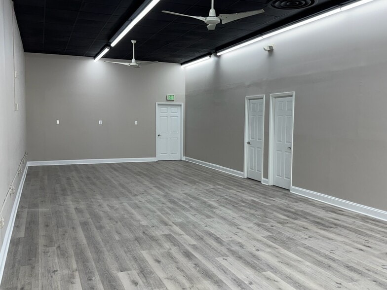 Primary Photo Of 501-515 Eastern Blvd, Essex General Retail For Lease