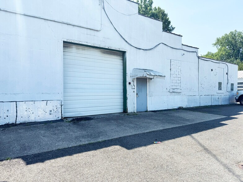 More Photos Of 14 Kraft Ave, Albany Warehouse For Lease