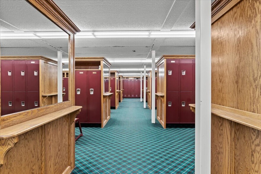 More Photos Of 9512 E Lippincott Blvd, Davison Golf Course Driving Range For Sale