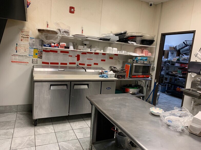 More Photos Of 90 W Maple Rd, Troy Restaurant For Lease