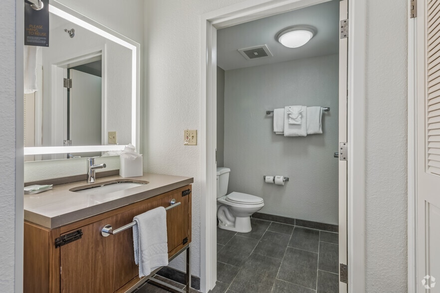 More Photos Of 3076 Kirby Pky, Memphis Hotel For Sale