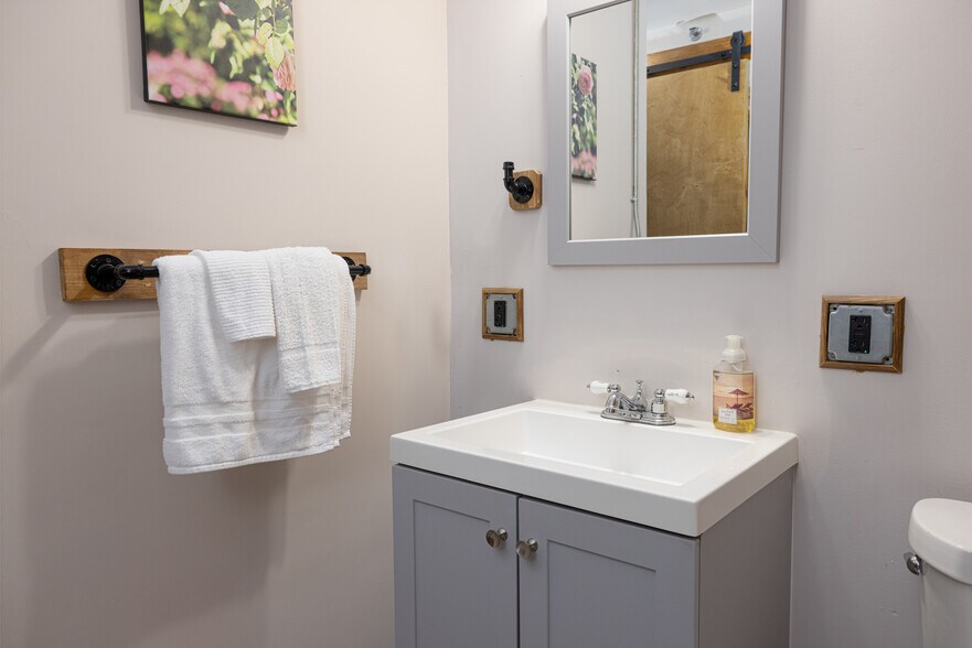 More Photos Of 29 S Carolina St, Hartwell Hotel For Sale