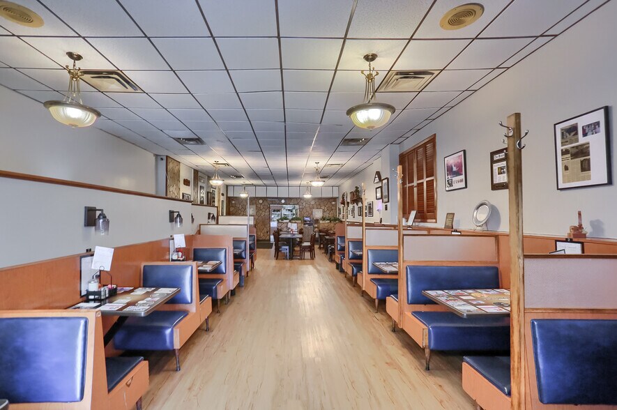 More Photos Of 463 Maplewood Ave, Ambridge Restaurant For Sale