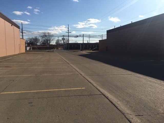 More Photos Of 16129 Common Rd, Roseville Warehouse For Lease