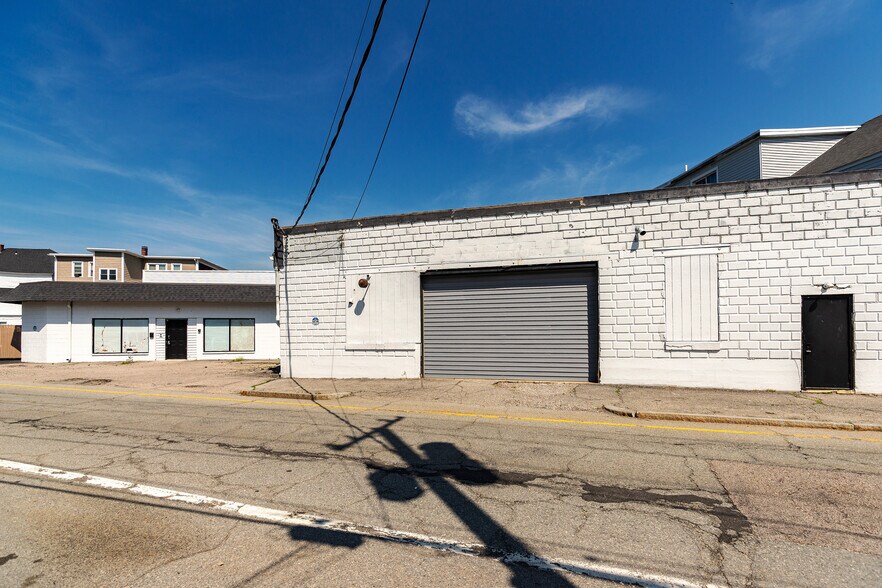 More Photos Of 75 Roberts St, West Warwick Showroom For Sale