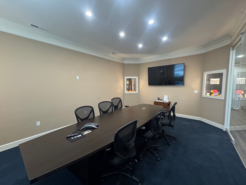 More Photos Of 2460 Fairfield St, Lawrence Industrial For Lease