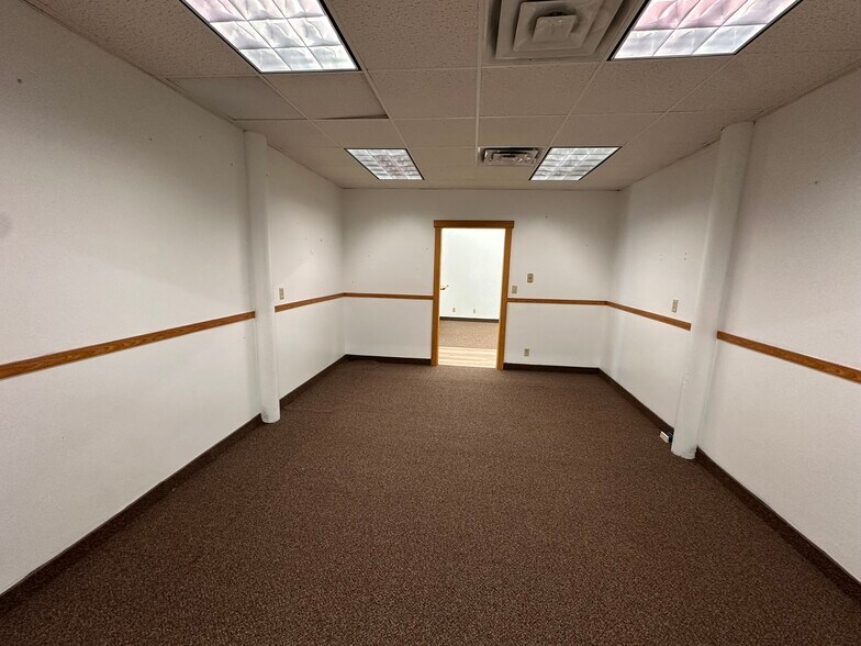 More Photos Of 127 S Knowles Ave, New Richmond Office For Lease