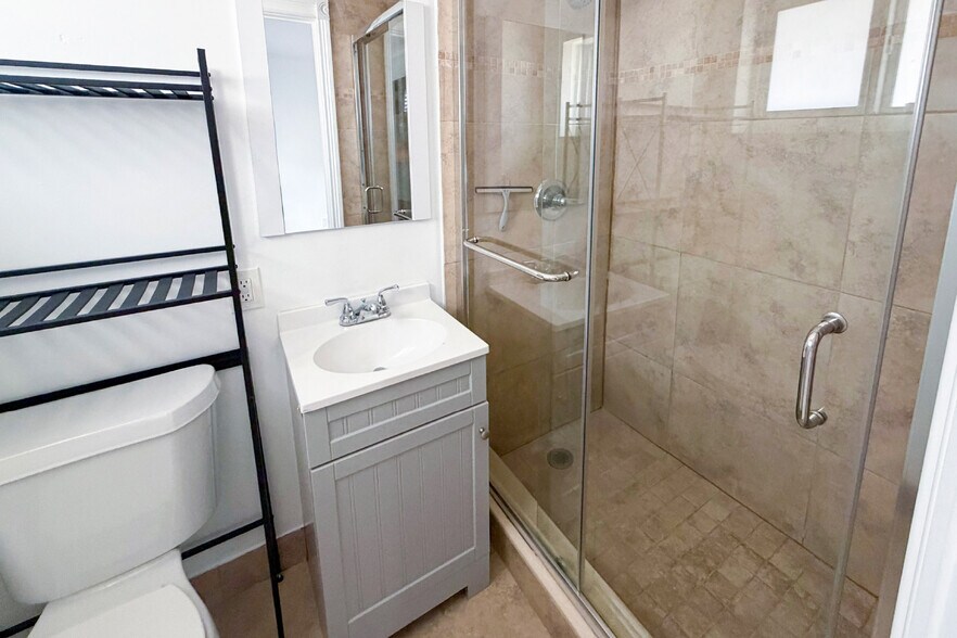 More Photos Of 921-925 NE 17th Ave, Fort Lauderdale Apartments For Sale