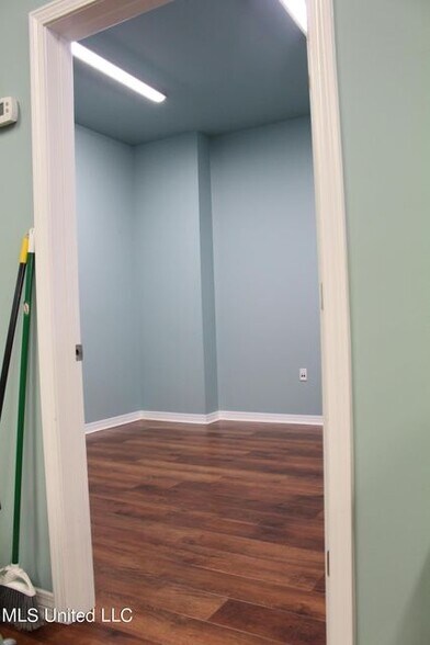 More Photos Of 4405 E Aloha Dr, Diamondhead Storefront Retail Office For Lease