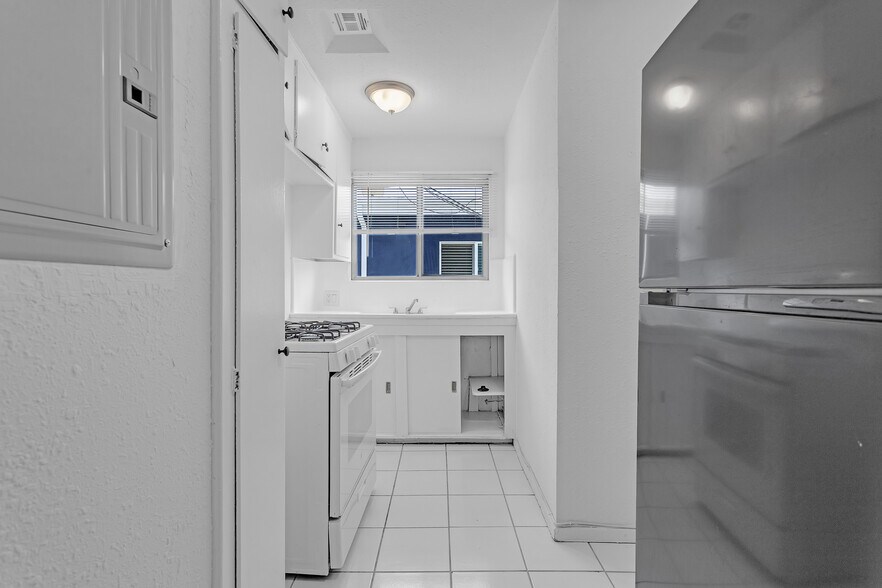 More Photos Of 2820 S Sepulveda Blvd, Los Angeles Apartments For Sale