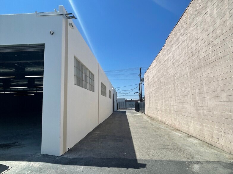More Photos Of 7442 Varna Ave, North Hollywood Warehouse For Lease