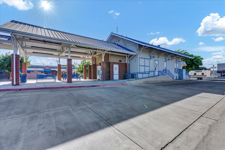 More Photos Of 504 W 7th St, Hanford Freestanding For Sale