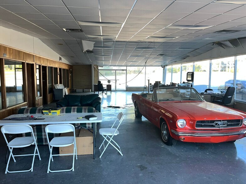More Photos Of 757 North St, Ashburn Auto Dealership For Sale