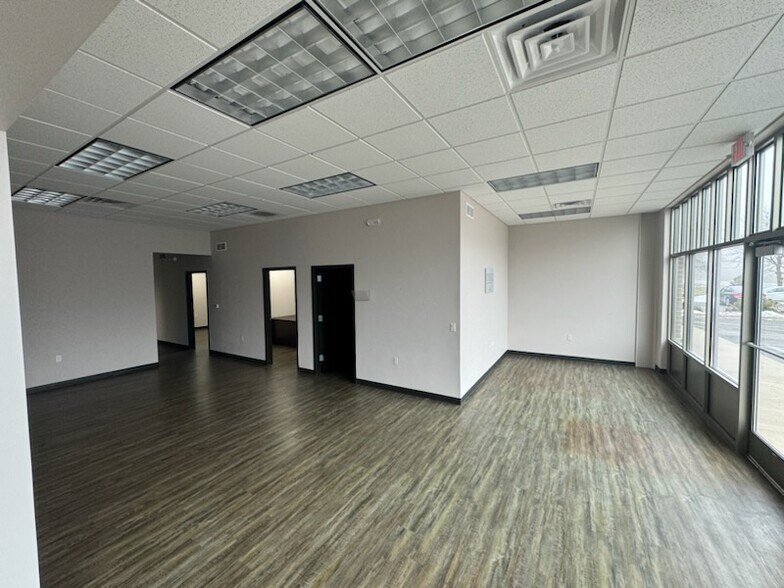 More Photos Of 880 S Oneida St, Menasha Unknown For Lease