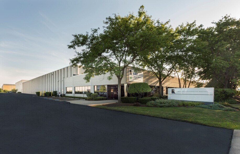 Primary Photo Of 2301 Lunt Ave, Elk Grove Village Warehouse For Lease