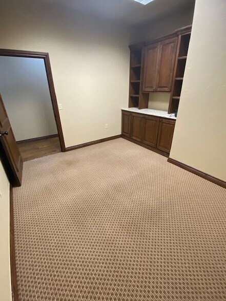 More Photos Of 307 E Danforth Rd, Edmond Office Residential For Sale