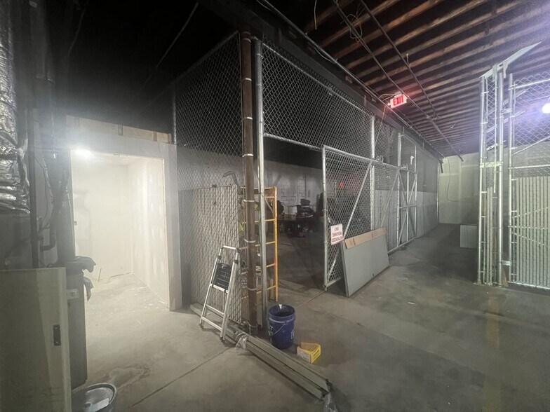 More Photos Of 617 Walnut St, Jeffersonville Flex For Lease