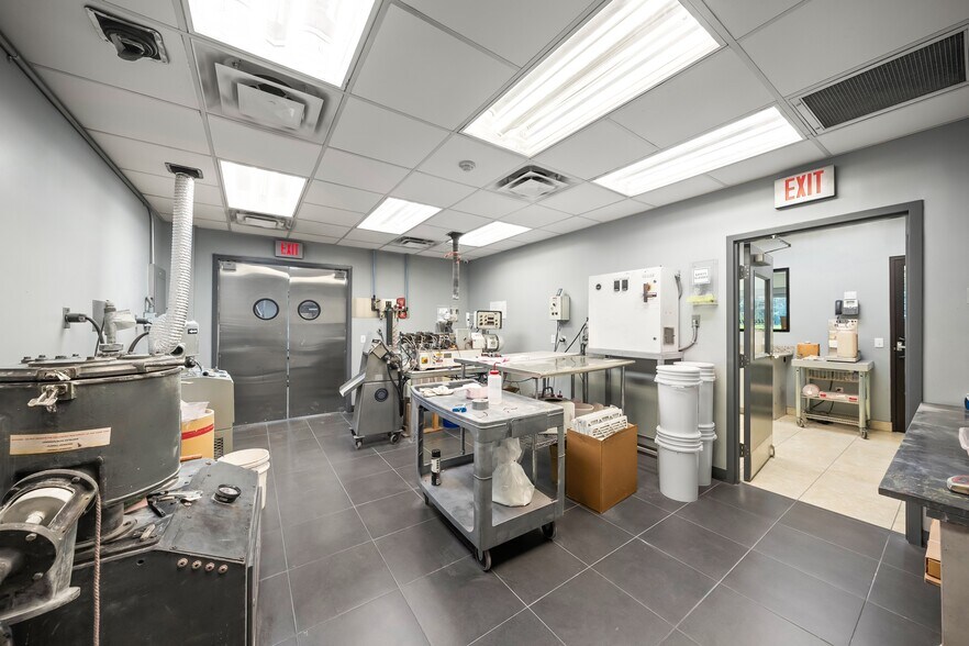 More Photos Of 7680 Matoaka Rd, Sarasota Office For Sale