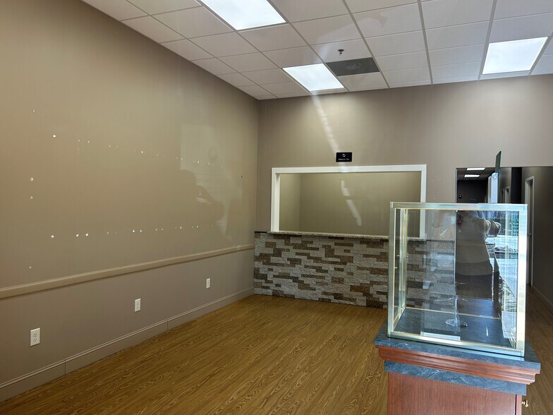 More Photos Of 437 S Illinois Ave, Oak Ridge General Retail For Lease