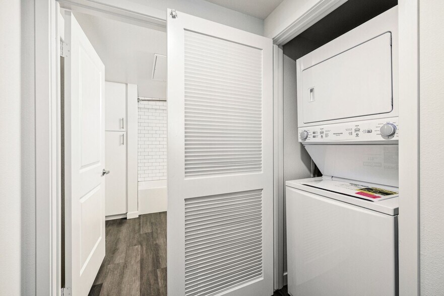 More Photos Of 10555 Bloomfield St, Toluca Lake Apartments For Sale