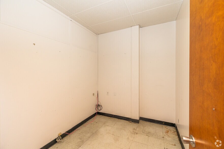 More Photos Of 610 S Adams St, Marion Industrial For Sale