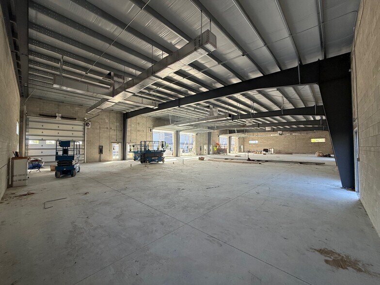 More Photos Of 16109 Lee Rd, Fort Myers Manufacturing For Sale