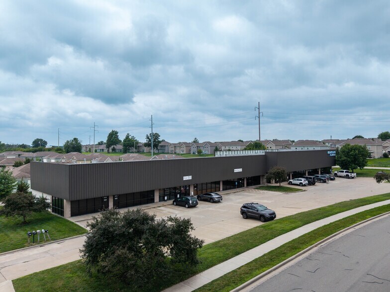 More Photos Of 800 Creekside Dr, Gardner Showroom For Sale