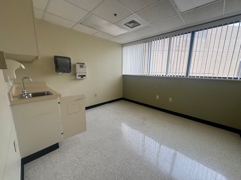 More Photos Of 2815 Pennsylvania Ave, Lansing Medical For Sale