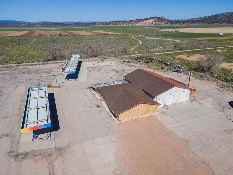 More Photos Of 225 N Highway 91, Summit Service For Lease