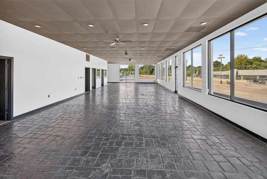 More Photos Of 620 Missouri 25, Dexter Auto Dealership For Lease