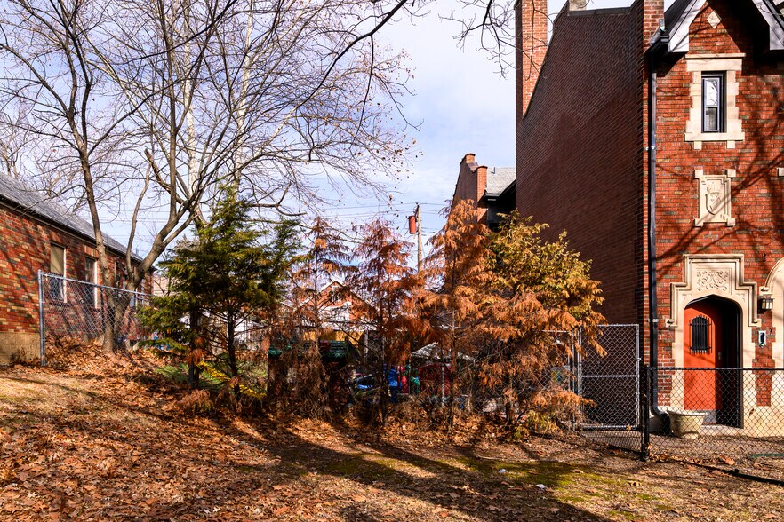 More Photos Of 5001 Pernod Ave, Saint Louis Flex For Sale