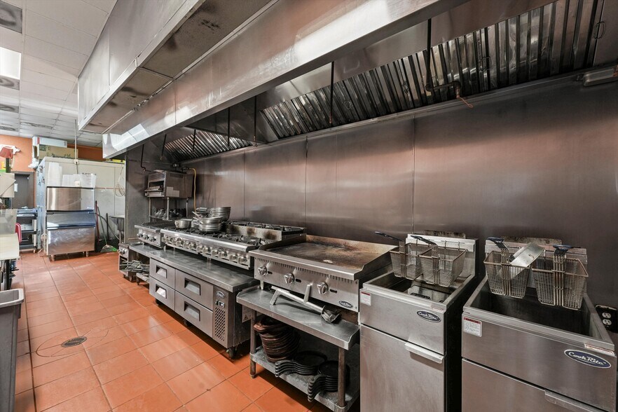 More Photos Of 918 W Plantation Dr, Clute Restaurant For Sale