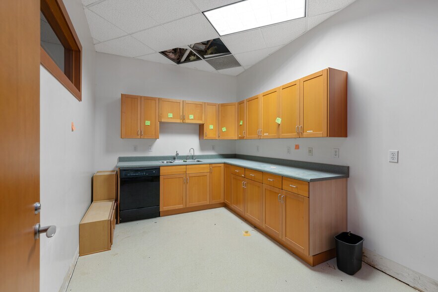 More Photos Of 2100-2110 N Pacific St, Seattle Office For Sale