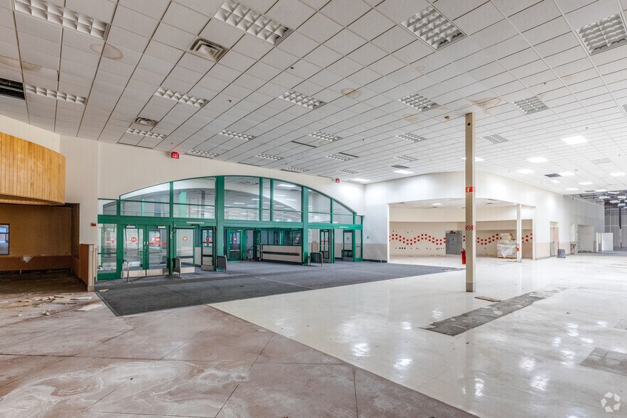 More Photos Of 7501-7649 W Colonial Dr, Orlando Unknown For Lease