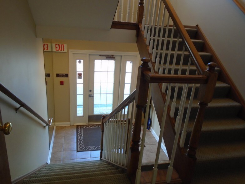 More Photos Of 33 Waukegan Rd, Lake Bluff Office For Sale