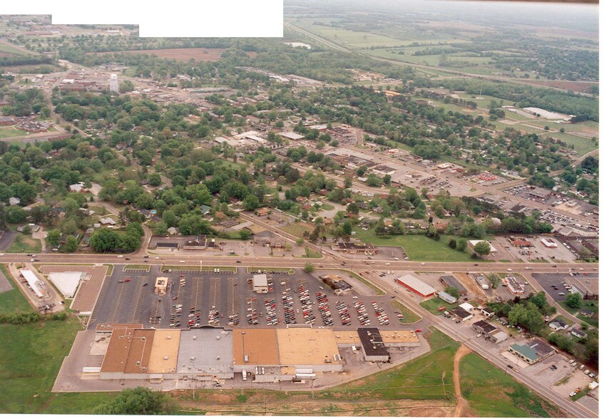 More Photos Of 8017-8061 US Highway 51 N, Millington Storefront For Lease