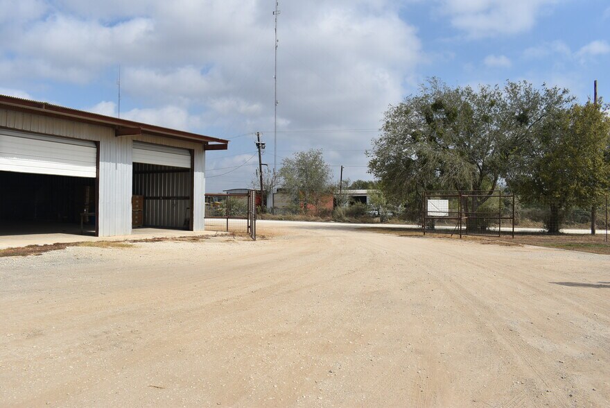More Photos Of 204 Pr Cardinal Ln, Jourdanton Warehouse For Lease