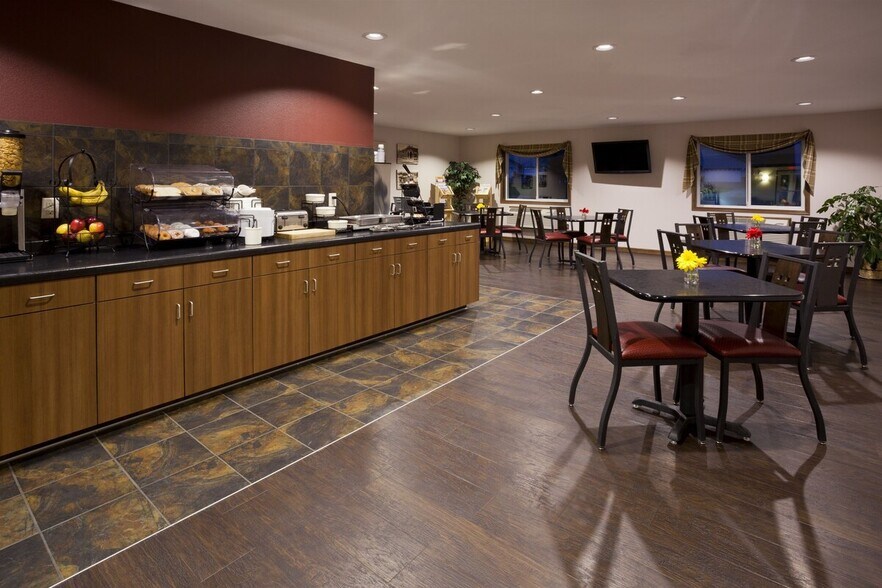 More Photos Of 211 W Main St, Parkers Prairie Hotel For Sale