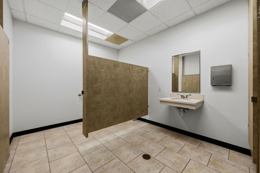 More Photos Of 901 W 18th St, Houston Warehouse For Sale