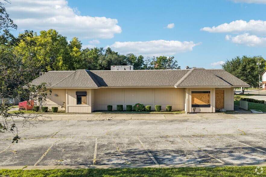 More Photos Of 2920 NE Adams St, Peoria Freestanding For Sale