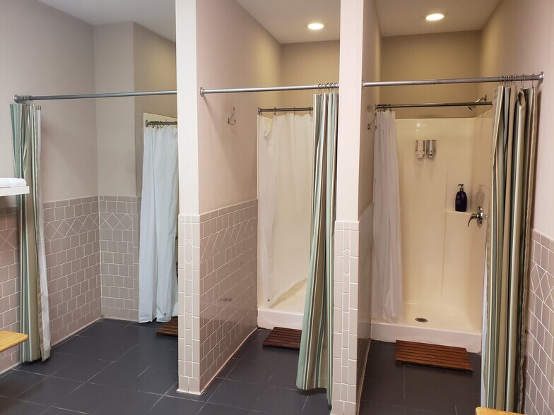 More Photos Of 7840 Roswell Rd, Sandy Springs Office For Sale