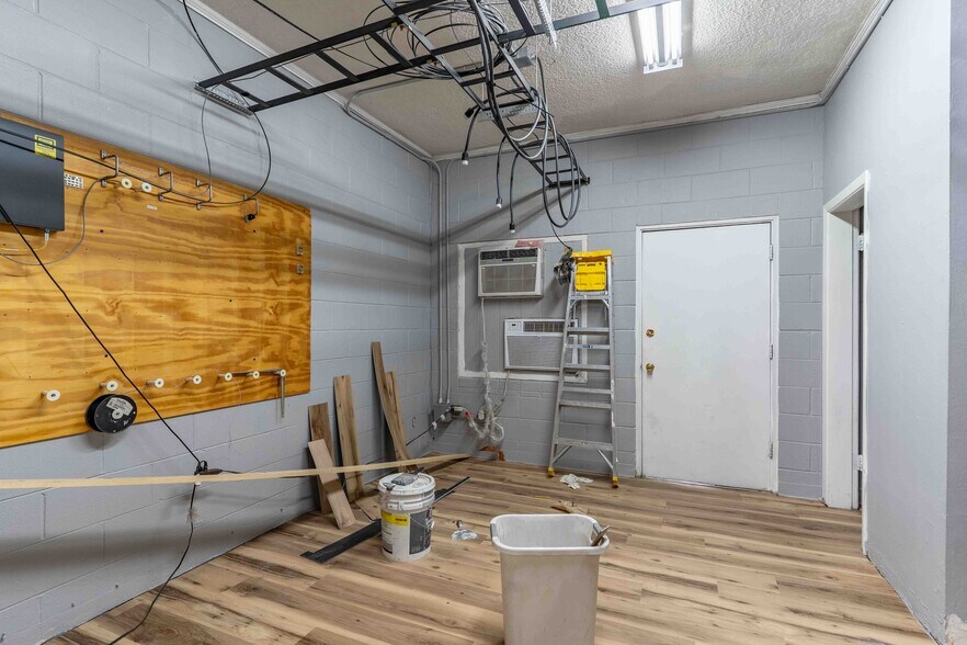 More Photos Of 120 S Commercial Ave, Farmington Office For Sale