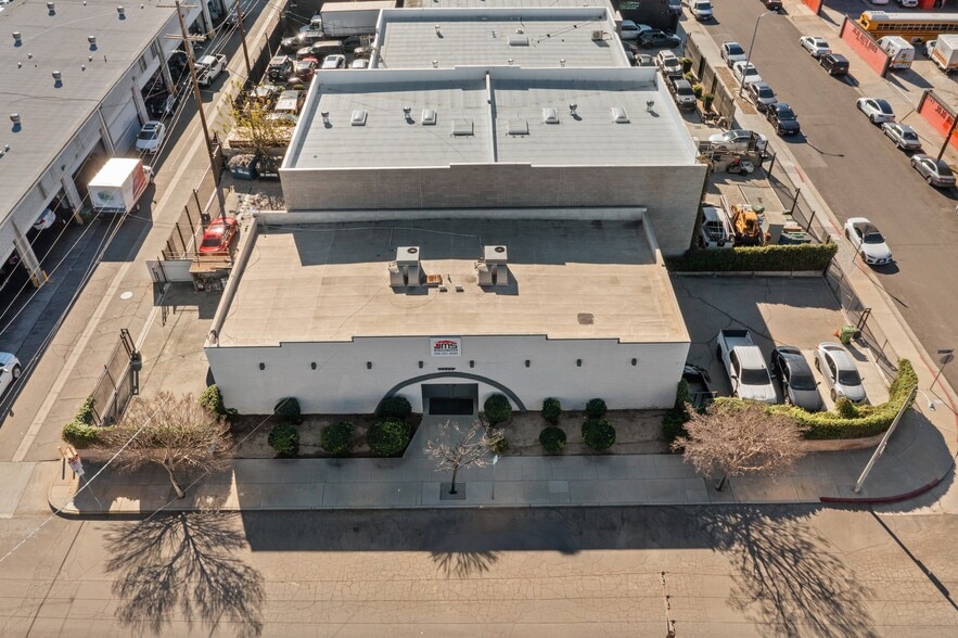 More Photos Of 18522 Gresham St, Northridge Warehouse For Sale