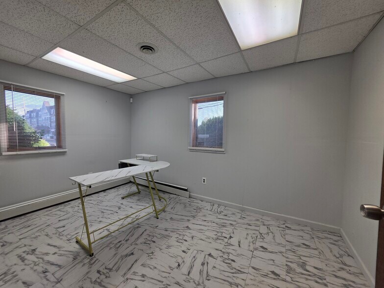 More Photos Of 97 Frank St, Somerset Medical For Lease