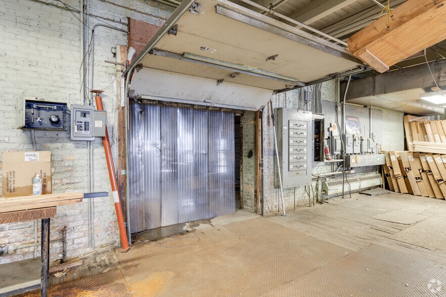 More Photos Of 702 S Michigan St, South Bend Warehouse For Lease