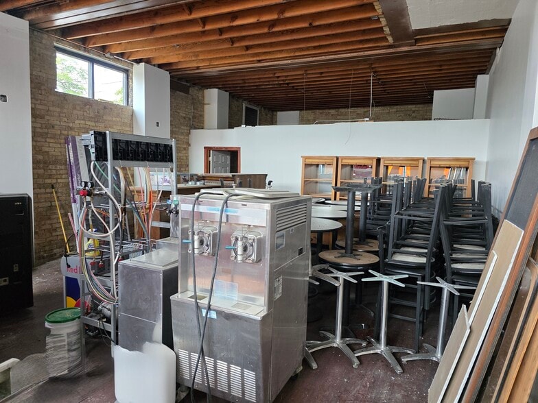 More Photos Of 5977 N Clark St, Chicago Storefront Retail Residential For Lease