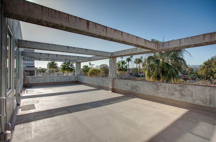 More Photos Of 9606 S Santa Monica Blvd, Beverly Hills Office For Lease